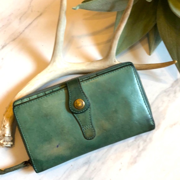 aunts&uncles Handbags - AUNTS & UNCLES-Green Leather Zip Closure Minimalist Clutch Wallet